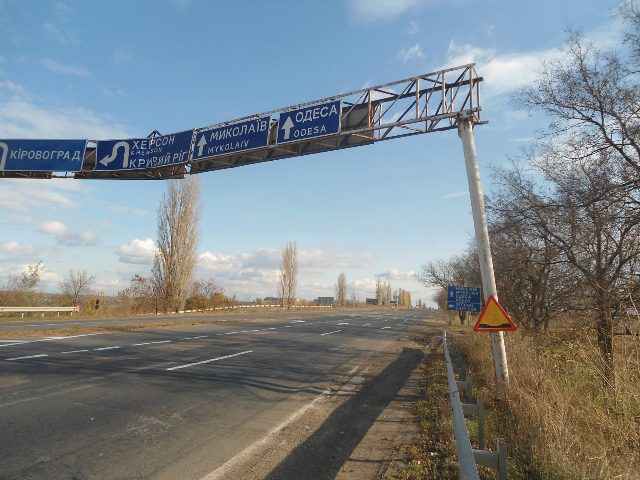 Біля в'їзду до Миколаєва пошкодили шестиметрові дорожні знаки