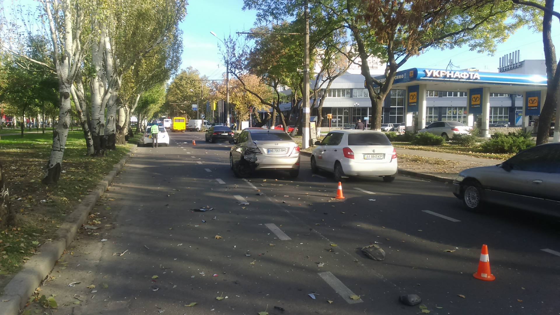 У центрі Миколаєва Nissan влетів у дерево: є постраждалі