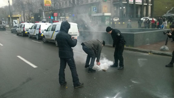 Поліція "поцупила" у мітингувальників на Хрещатику шини, щоб не палили їх - фото 1