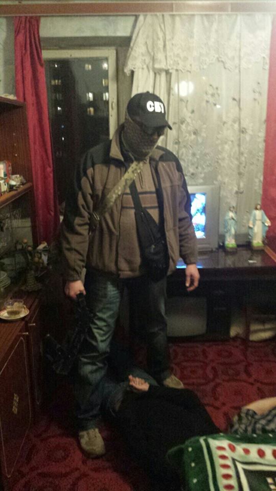 На Житомирщині ліквідували банду оптових наркоторгівців, яку "кришував" "смотрящий за Бердичевом" - фото 6