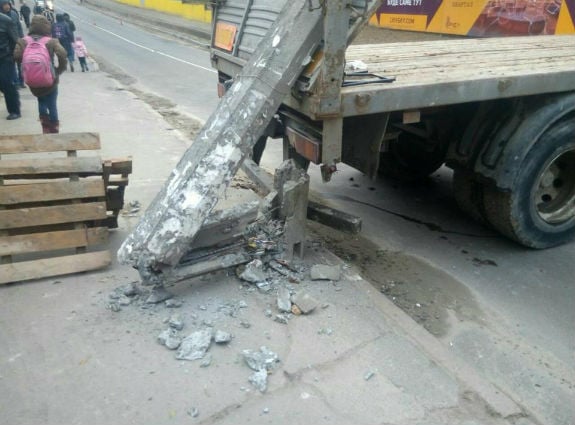 На столичній Татарці вантажівка знесла стовп: Рух транспорту паралізовано  - фото 1