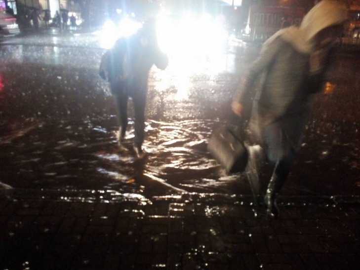 Під час дощу вулиці Дніпра перетворилися на річку - фото 2