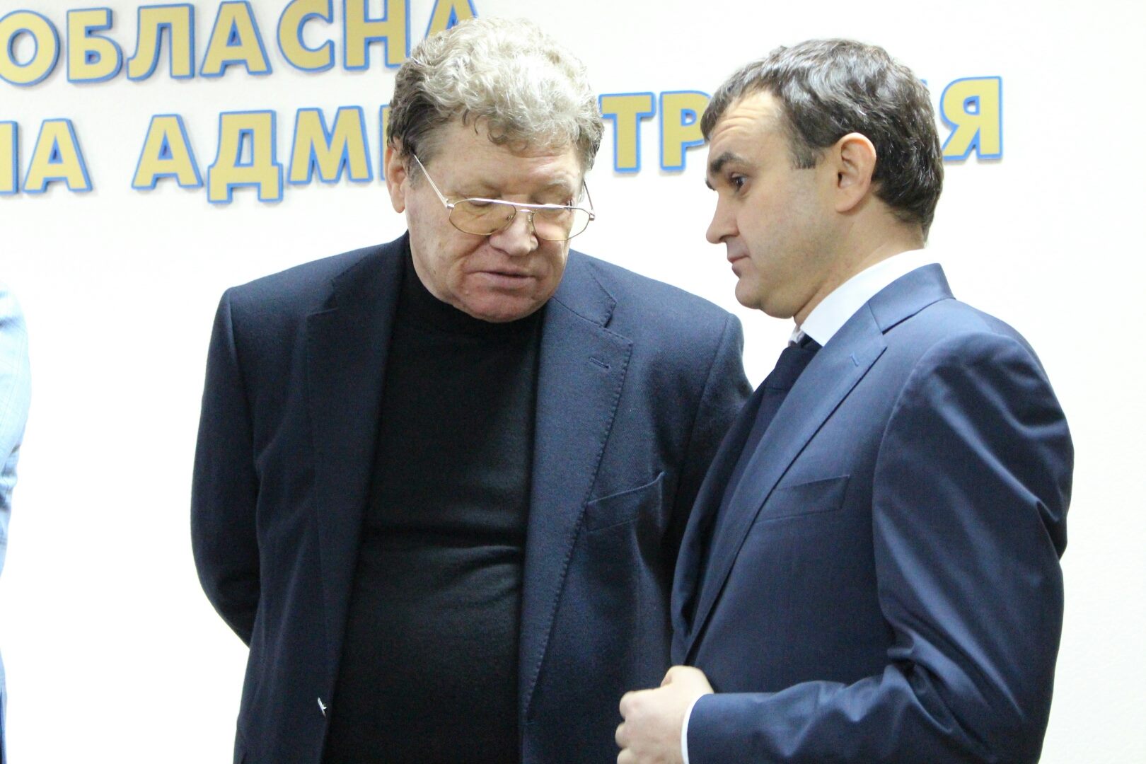 Колишні голови Миколаївської ОДА обінялися подарунком з Савченком