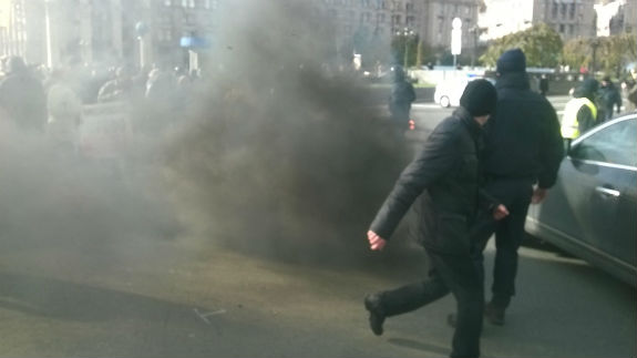 Хрещатик у диму: Мітингувальники самі себе закидали "димовухами" - фото 3