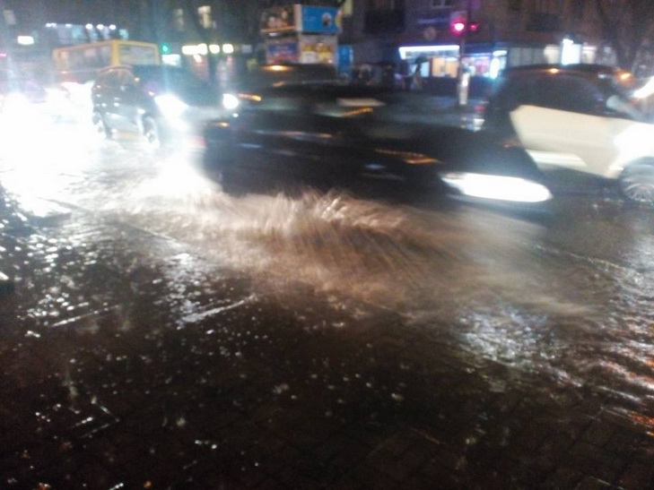 Під час дощу вулиці Дніпра перетворилися на річку - фото 1