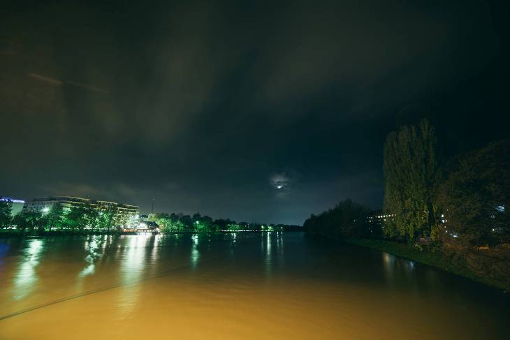 Як приголомшливо виглядає паводок в нічному Ужгороді - фото 1