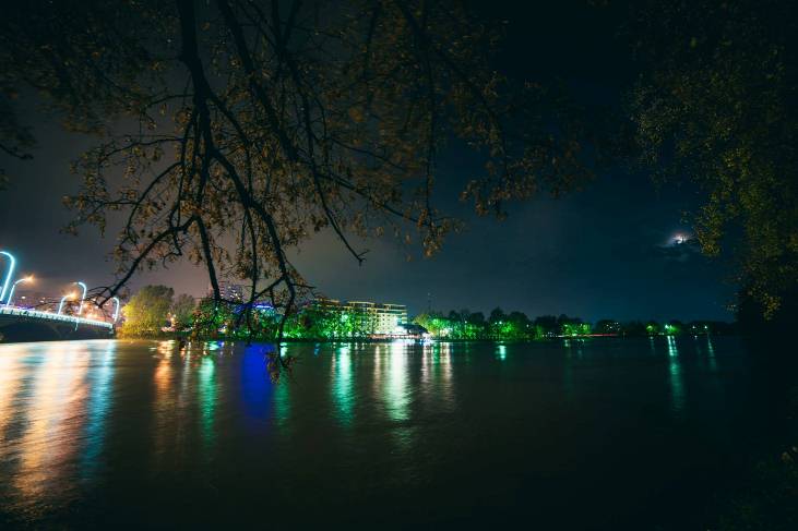 Як приголомшливо виглядає паводок в нічному Ужгороді - фото 6
