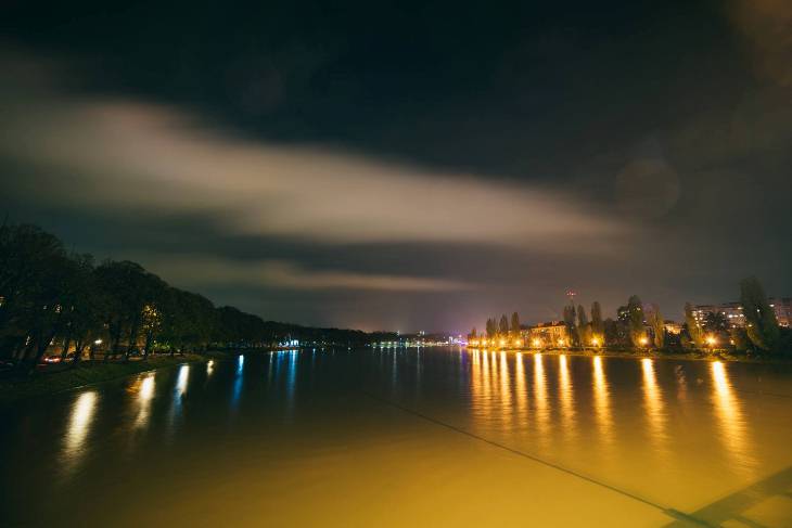 Як приголомшливо виглядає паводок в нічному Ужгороді - фото 5