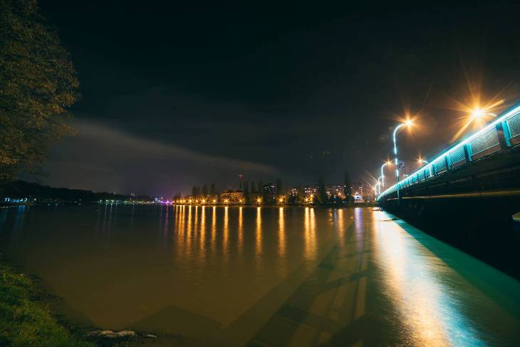 Як приголомшливо виглядає паводок в нічному Ужгороді - фото 4