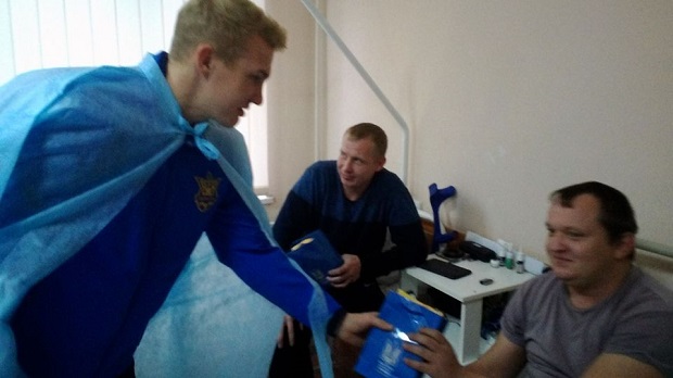 Голова ОДА Світлична та гравці збірної України відвідали військовий шпиталь у Харкові - фото 2