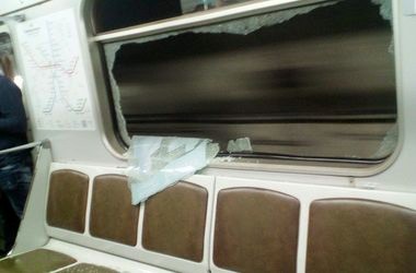 Киянин, який розбив вікно у вагоні метро вікно, відшкодував збитки - фото 1