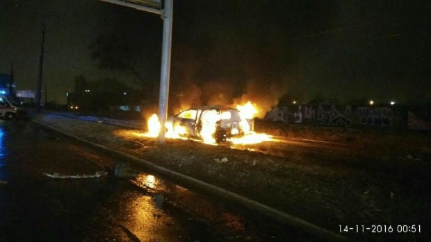 У Харкові внаслідок зіткнення з електроопорою спалахнуло авто: є загиблі (ФОТО) - фото 3