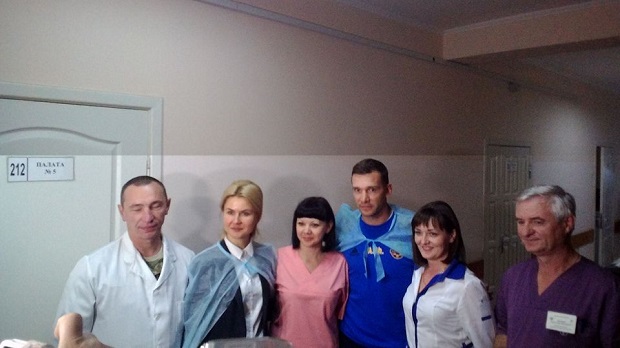 Голова ОДА Світлична та гравці збірної України відвідали військовий шпиталь у Харкові - фото 3