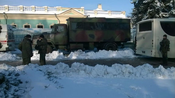 Раду охороняють кілька сотень нацгвардійців з собаками - фото 1