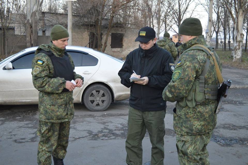 Аброськін відправив керівників підрозділів давати уроки ввічливості на КПВВ (ФОТО) - фото 2