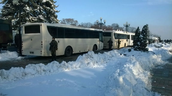 Раду охороняють кілька сотень нацгвардійців з собаками - фото 2