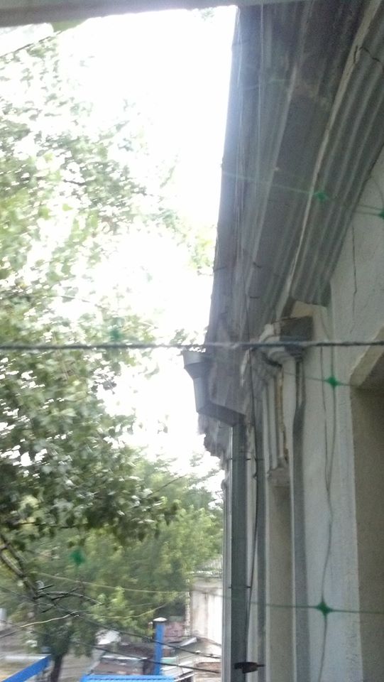 У Миколаєві після ремонту комунальників тече дах