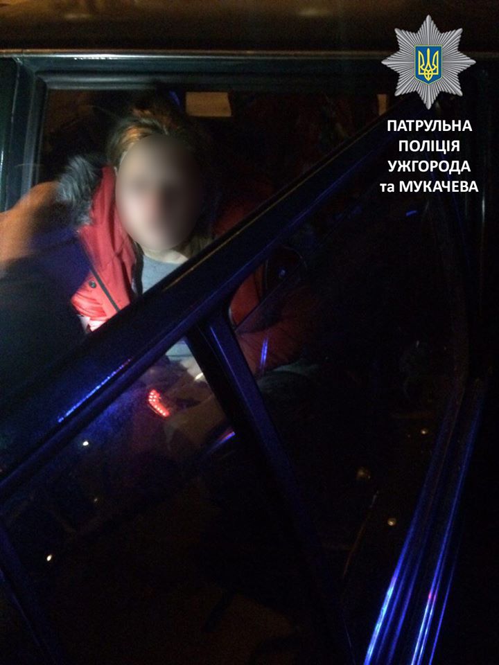 В Ужгороді п’яна жінка в автомобілі з дворічною дитиною чіплялася до перехожих - фото 1