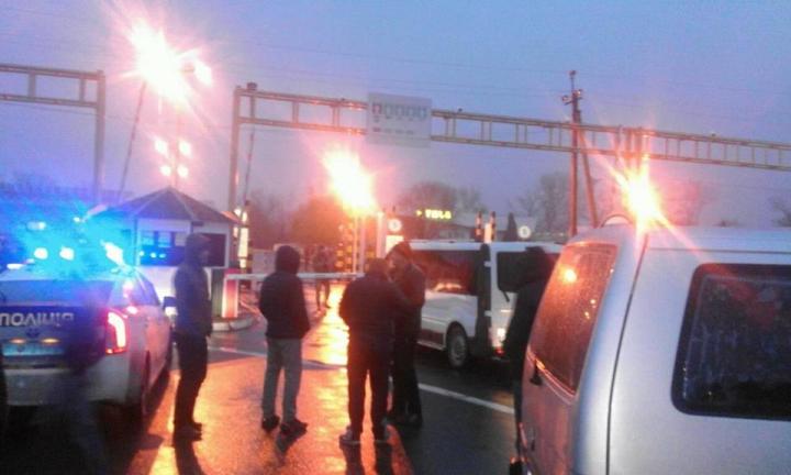 Закарпатські пересічники заблокували кордон з Угорщиною на пункті пропуску "Тиса" - фото 1