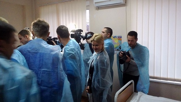 Голова ОДА Світлична та гравці збірної України відвідали військовий шпиталь у Харкові - фото 1