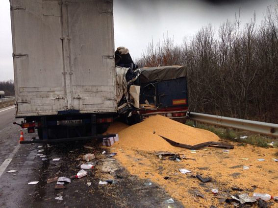 На кордоні Миколаївщині зіткнулися дві вантажівки 