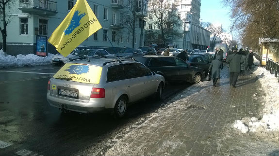 Під Радою мітингують водії на "литовських" автомобілях - фото 1
