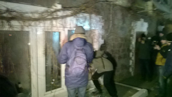 Націоналісти вщент побили вікна в офісі Медведчука  - фото 1