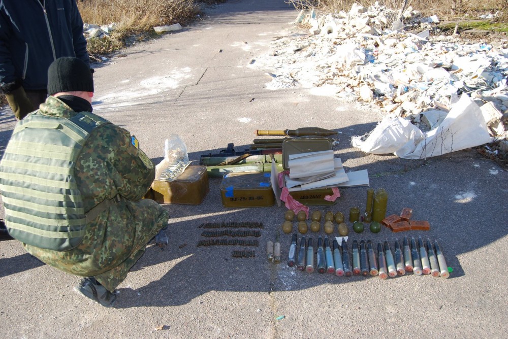 На Луганщині знайшли великий схрон терористів, що лишився ще з 2014 року (ФОТО) - фото 6