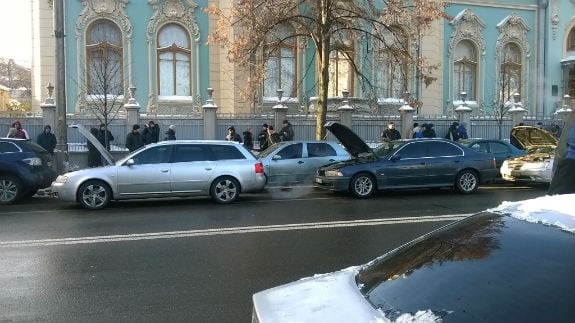 Водії на "литовських" машинах влаштували флешмоб під Радою - фото 1