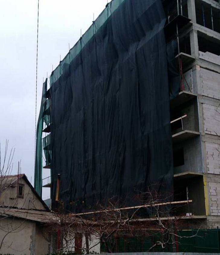 В Одесі тонна бетону з незаконного будівництва впала на житловий будинок (ФОТО) - фото 3