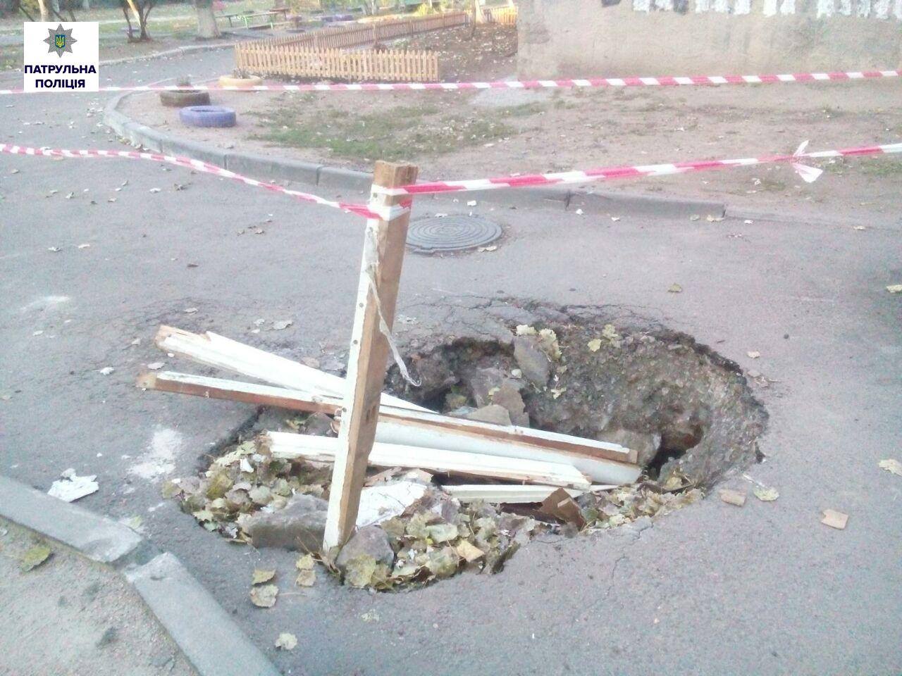 Миколаївських комунальників, через яких в яму провалився сміттєвоз, оштрафували