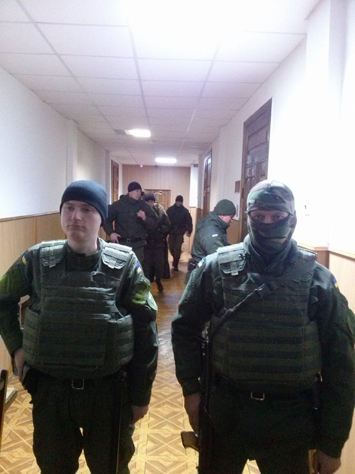 У Харкові десяток озброєних гвардійців привезли Штепу в суд (ФОТО)  - фото 2