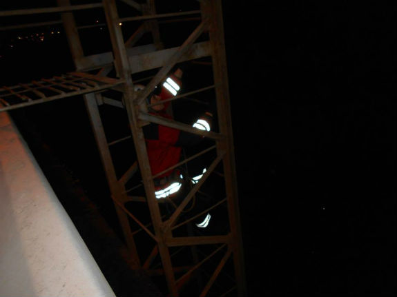Столичні рятувальники зняли з пілона Південного моста компанію з 19 осіб  - фото 1