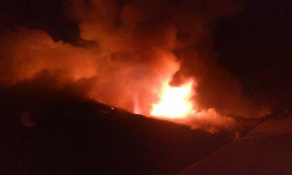 Під Києвом вже понад 10 годин горить покинута овочева база  - фото 2
