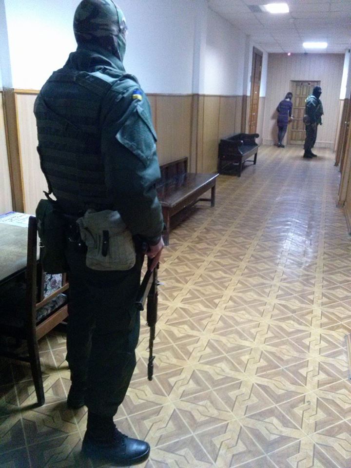 У Харкові десяток озброєних гвардійців привезли Штепу в суд (ФОТО)  - фото 1