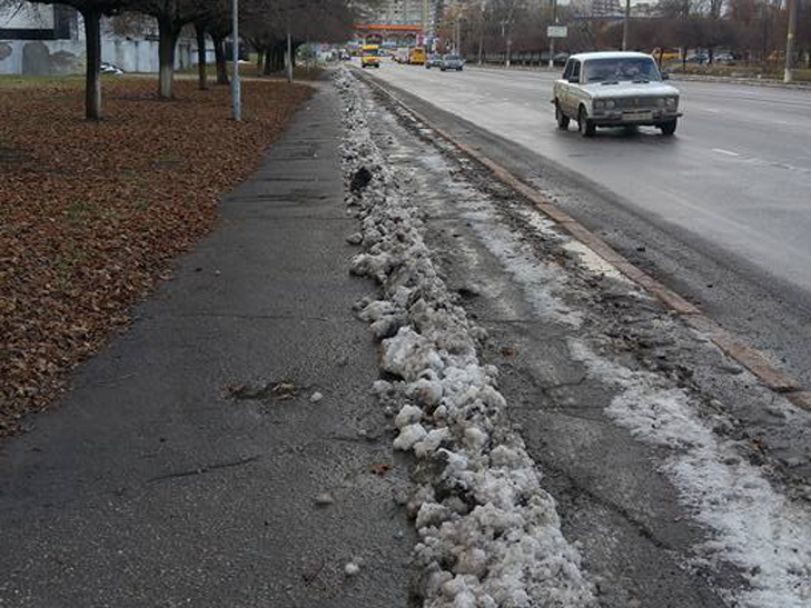 В Сумах сніг з проїжджої частини згортають на тротуари  - фото 1