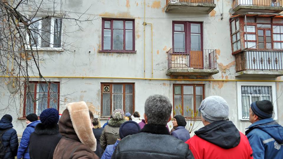 В селі на Миколаївщині на склі будинку проявився образ Богородиці