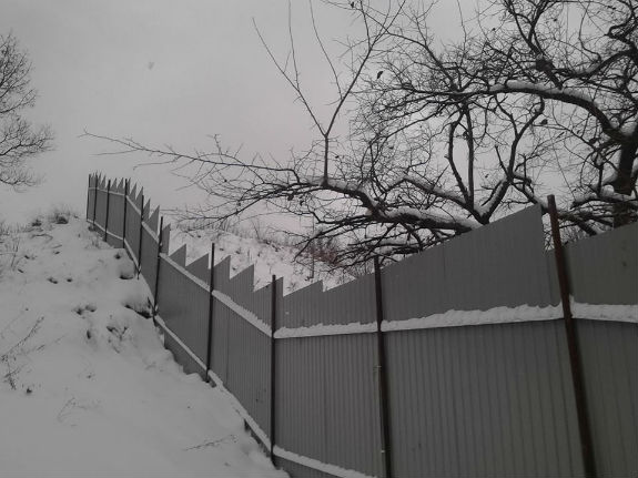 Кияни б'ють на сполох: Гору Щекавицю закрили 2-метровим парканом - фото 2