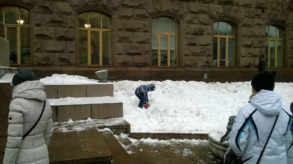 Як малюки граються у снігу під столичною мерією - фото 1