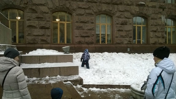 Як малюки граються у снігу під столичною мерією - фото 2