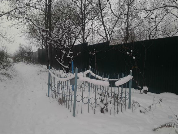 Кияни б'ють на сполох: Гору Щекавицю закрили 2-метровим парканом - фото 3