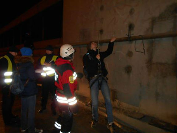 Столичні рятувальники зняли з пілона Південного моста компанію з 19 осіб  - фото 3