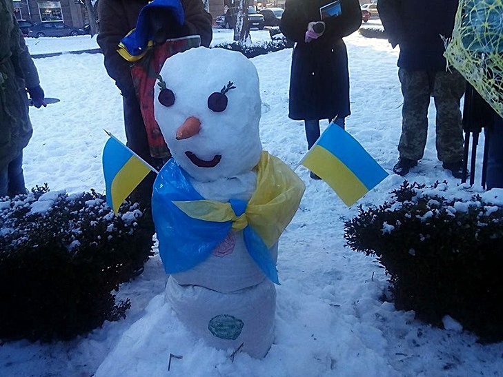 У Кропивницькому на центральній площі волонтери зліпили сніговика-укропа - фото 5