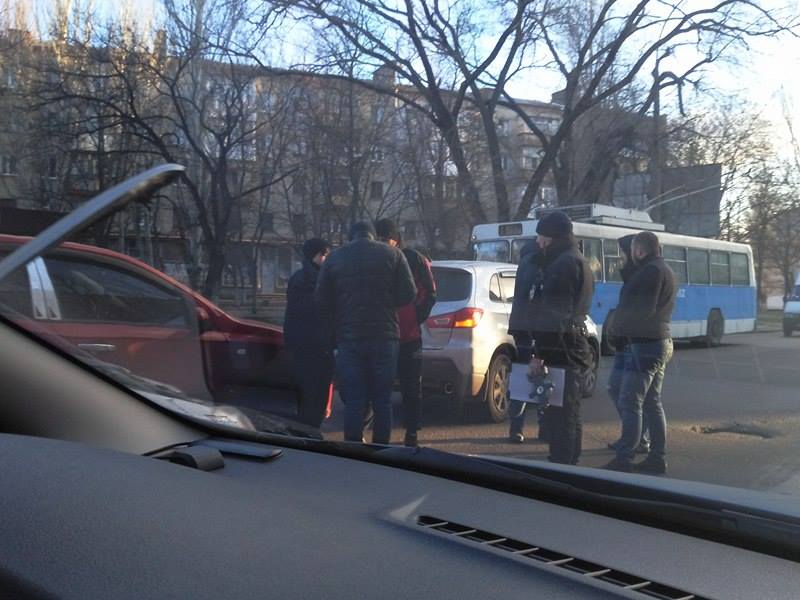 У Миколаєві не поділили дорогу одразу три машини