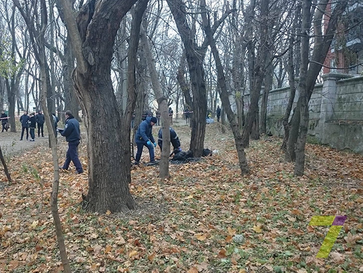 В центрі Одеси знайшли останки людини та інвалідний візок (ФОТО) - фото 1