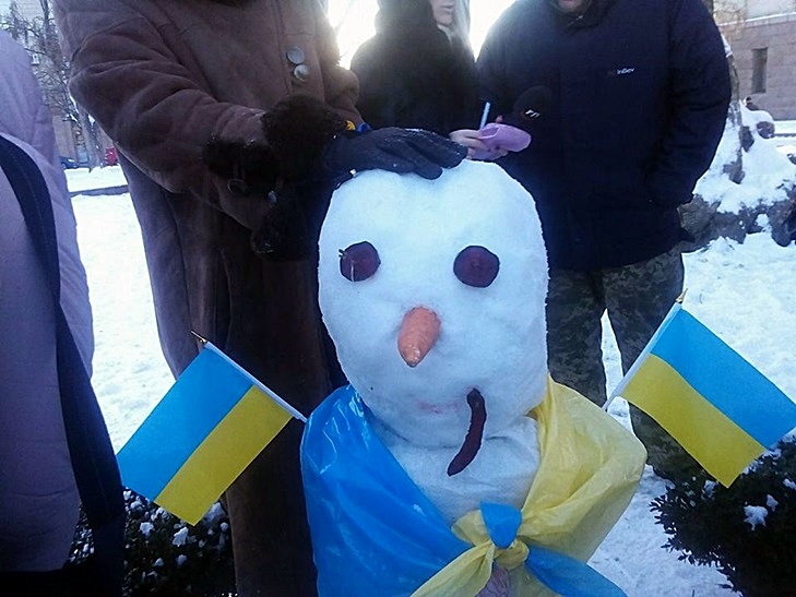 У Кропивницькому на центральній площі волонтери зліпили сніговика-укропа - фото 4