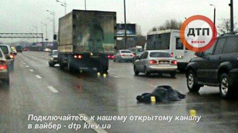 Смертельна ДТП: На столичному проспекті Бажана вантажівка розчавила людину - фото 1
