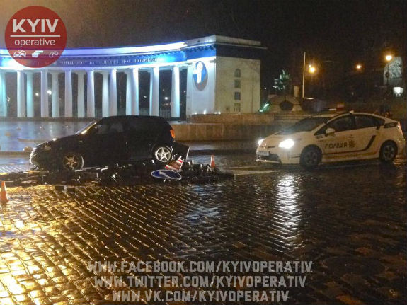 У центрі Києва Volkswagen розтрощив памʼятник героям Небесної сотні - фото 1