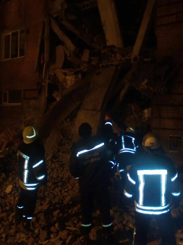 У Чернігові обрушилася будівля: Семеро госпіталізовано, двоє під завалами  - фото 1
