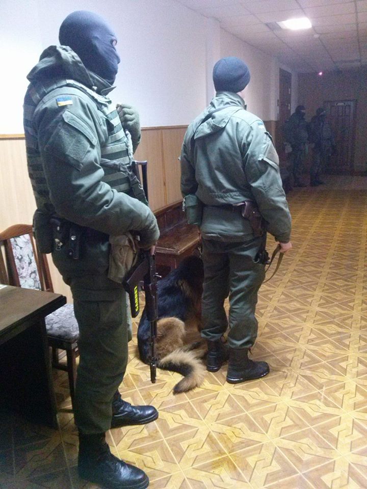 Штепу під автоматами та з собаками доставили в суд у Харкові (ФОТО)  - фото 4